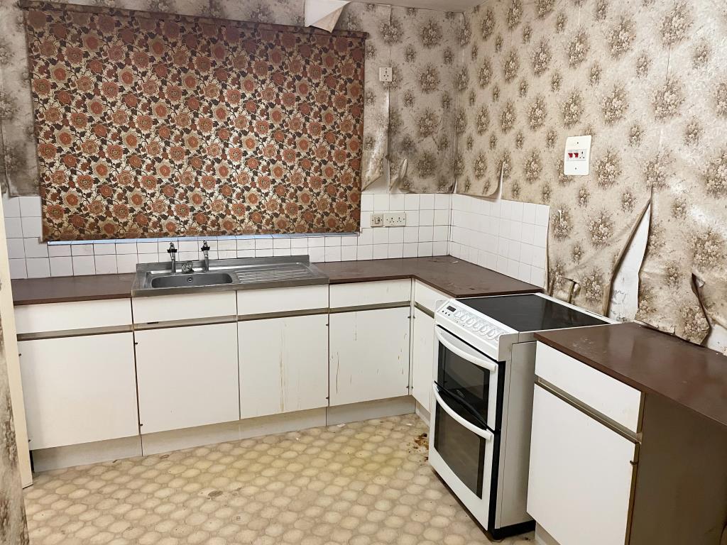 Lot: 41 - BALCONY FLAT WITH VIEWS IN NEED OF COMPLETE MODERNISATION -